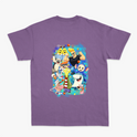Camiseta com estampa frontal de assinatura estilizada em caligrafia cursiva e estampa traseira de diversos personagens em estilo cartunesco rodeados por elementos coloridos.