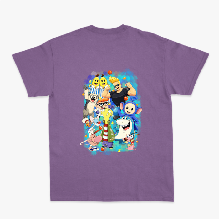 Camiseta com estampa frontal de assinatura estilizada em caligrafia cursiva e estampa traseira de diversos personagens em estilo cartunesco rodeados por elementos coloridos.