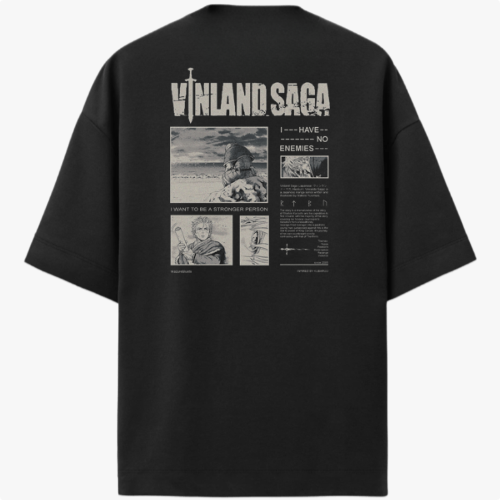 Camiseta com estampa frontal de uma figura com setas cravadas e estampa traseira de quadrinhos, espada, e textos estilo revista com tema medieval.