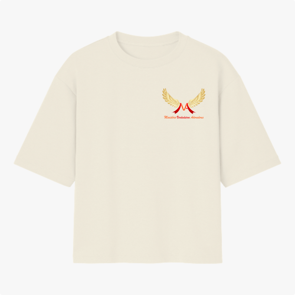 Camiseta com estampa frontal de asas douradas e um "M" vermelho, com texto "Ministério Verdadeiros Adoradores" e estampa traseira similar.