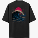 Camiseta com estampa frontal de pequeno emblema circular contendo uma seta direcionada para cima e estampa traseira de grande onda em estilo retrô com sol vermelho.