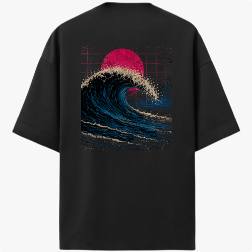 Camiseta com estampa frontal de pequeno emblema circular contendo uma seta direcionada para cima e estampa traseira de grande onda em estilo retrô com sol vermelho.