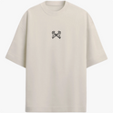 Camiseta com estampa frontal de duas chaves cruzadas e estampa traseira de mão segurando um bastão com a frase "FIRMEZA! primeiro se firma. depois se caminha."
