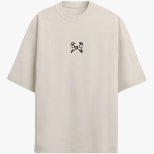 Camiseta com estampa frontal de duas chaves cruzadas e estampa traseira de mão segurando um bastão com a frase "FIRMEZA! primeiro se firma. depois se caminha."