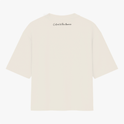Camiseta com estampa frontal de texto "Free Spirits" em fonte cursiva fluida e estampa traseira discreta com texto "Grateful & Bohemian" em estilo manuscrito.