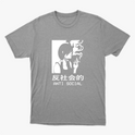 Camiseta com estampa frontal de ilustração em estilo minimalista de pessoa fumando com fumaça estilizada, acompanhada dos textos "Anti Social" em caracteres ocidentais e orientais.