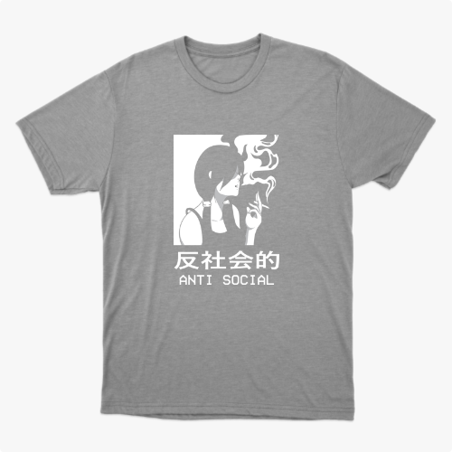 Camiseta com estampa frontal de ilustração em estilo minimalista de pessoa fumando com fumaça estilizada, acompanhada dos textos "Anti Social" em caracteres ocidentais e orientais.