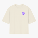 Camiseta com estampa frontal de símbolo estilizado entre parênteses e estampa traseira de elementos fonoaudiológicos, como cérebro, orelha e logo central.