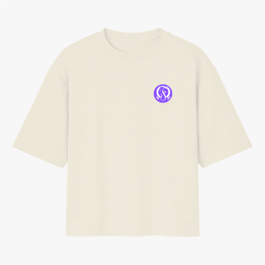 Camiseta com estampa frontal de símbolo estilizado entre parênteses e estampa traseira de elementos fonoaudiológicos, como cérebro, orelha e logo central.