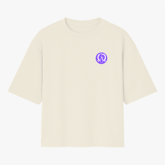 Camiseta com estampa frontal de símbolo estilizado entre parênteses e estampa traseira de elementos fonoaudiológicos, como cérebro, orelha e logo central.