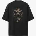 Camiseta com estampa frontal de símbolo detalhado no peito e estampa traseira de figura humana em pose de combate com rosto ameaçador ao fundo.