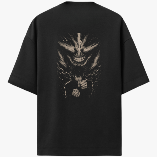 Camiseta com estampa frontal de símbolo detalhado no peito e estampa traseira de figura humana em pose de combate com rosto ameaçador ao fundo.