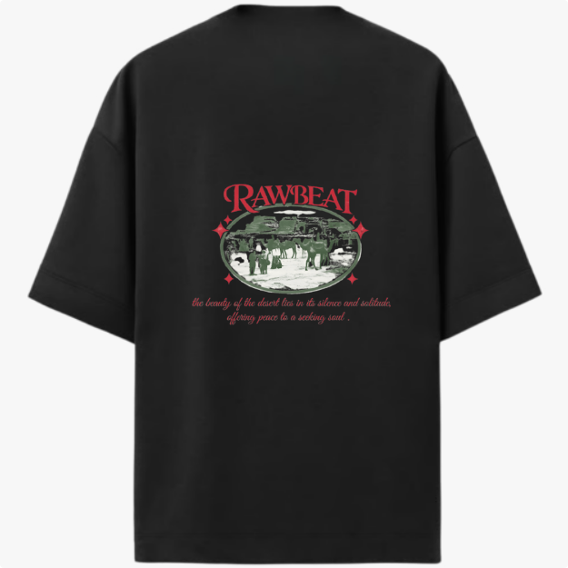 Camiseta com estampa traseira de paisagem desértica e grupo de pessoas, texto "RAWBEAT" acima com destaque, e frase sobre a beleza e paz do deserto.