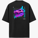 Camiseta com estampa frontal de logotipo estilizado pequeno e estampa traseira de crânio roxo com detalhes gráficos, texto futurista e elementos geométricos.