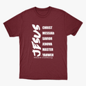 Camiseta com estampa frontal de palavras em lista incluindo "JESUS" em destaque vertical, seguidas por termos como "CHRIST", "MESSIAh" e "SAVIOR".