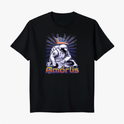 Camiseta com estampa frontal de astronauta como DJ em uma mesa de som, com nome escrito abaixo e elementos gráficos de raios atrás.