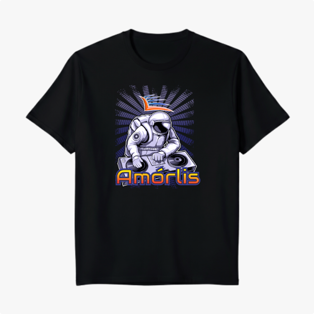 Camiseta com estampa frontal de astronauta como DJ em uma mesa de som, com nome escrito abaixo e elementos gráficos de raios atrás.