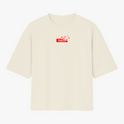 Camiseta com estampa frontal de um texto "Itachi" acompanhado de pássaros e estampa traseira de um personagem com capuz, textos e elementos gráficos.