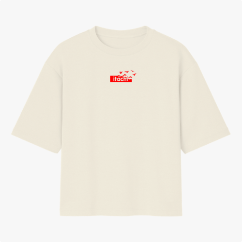 Camiseta com estampa frontal de um texto "Itachi" acompanhado de pássaros e estampa traseira de um personagem com capuz, textos e elementos gráficos.