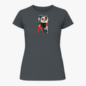 Camiseta com estampa frontal de panda estilizado, vestindo roupa clássica e chapéu, sobre fundo geométrico abstrato contrastante.