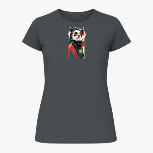 Camiseta com estampa frontal de panda estilizado, vestindo roupa clássica e chapéu, sobre fundo geométrico abstrato contrastante.