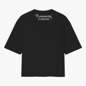 Camiseta com estampa traseira de inscrição estilizada "O essencial, é eterno.", incluindo um pequeno desenho de coroa sobre a letra "O".