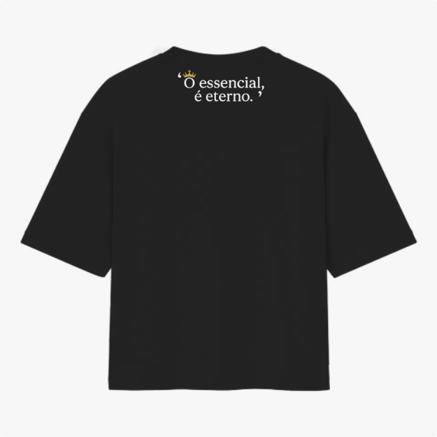 Camiseta com estampa traseira de inscrição estilizada "O essencial, é eterno.", incluindo um pequeno desenho de coroa sobre a letra "O".