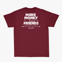Camiseta com estampa frontal de texto estilizado "just ship it" e ícones circulares e estampa traseira de frase inspiradora "MAKE MONEY AND FRIENDS".