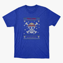 Camiseta com estampa frontal de caveira estilizada com chapéu, ossos cruzados, flocos de neve, pequenos crânios e a frase "Feliz Natal" acima.