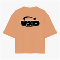 Camiseta com estampa traseira de logotipo estilizado "VOID INFINITY", acompanhada por um arco e uma estrela, criando um visual dinâmico e moderno.