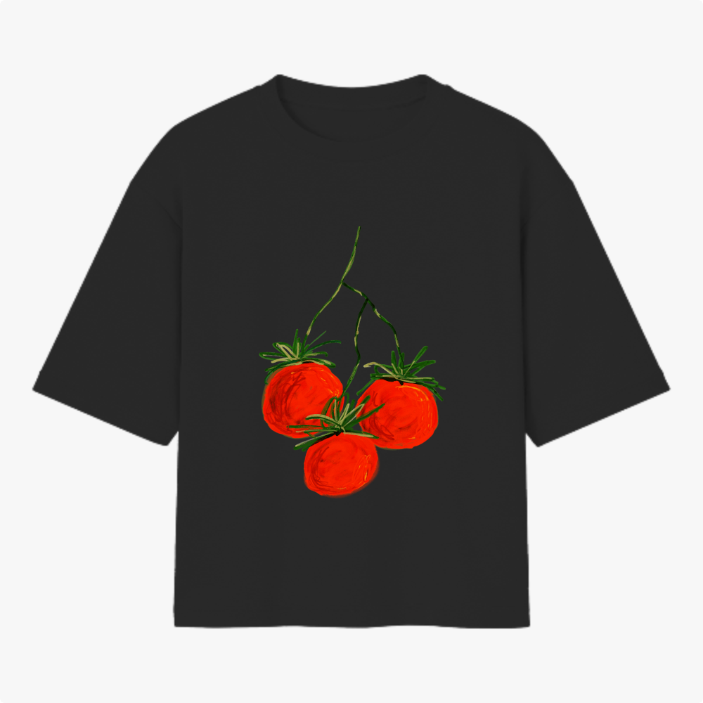Camiseta com estampa frontal de três tomates brilhantes com hastes verdes, dispostos em um padrão artístico que realça detalhes visuais e cores vibrantes.