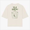 Camiseta com estampa frontal de símbolo geométrico semelhante a um inseto estilizado e estampa traseira de cartas com frase estilizada e imagem de coringa.
