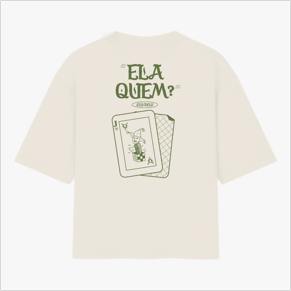 Camiseta com estampa frontal de símbolo geométrico semelhante a um inseto estilizado e estampa traseira de cartas com frase estilizada e imagem de coringa.