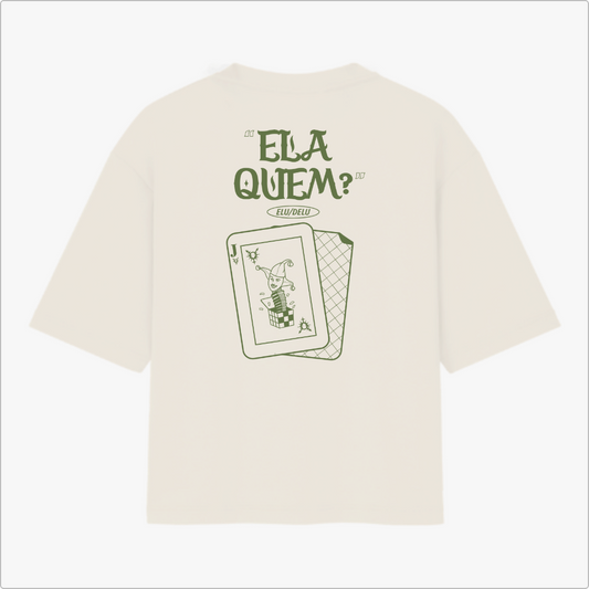 Camiseta com estampa frontal de símbolo geométrico semelhante a um inseto estilizado e estampa traseira de cartas com frase estilizada e imagem de coringa.