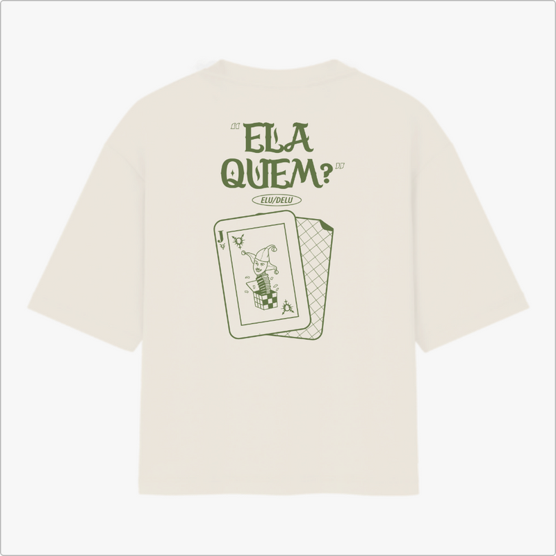 Camiseta com estampa frontal de símbolo geométrico semelhante a um inseto estilizado e estampa traseira de cartas com frase estilizada e imagem de coringa.