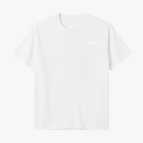 Camiseta com estampa frontal de "RIVALS" em letras pequenas e estampa traseira de duas pessoas, texto motivacional e repetição grande da palavra "RIVALS".