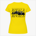 Camiseta com estampa frontal de texto minimalista "RIVALS" no lado esquerdo do peito e estampa traseira de carros de corrida com sobreposição de textos.