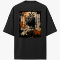 Camiseta com estampa frontal de pequeno símbolo geométrico minimalista e estampa traseira de arte abstrata com figura de costas usando uma coroa.