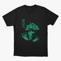 Camiseta com estampa frontal de personagem jovem de cabelo bagunçado, mãos em posição dramática e detalhes em quadrados verticais com texto estilizado.