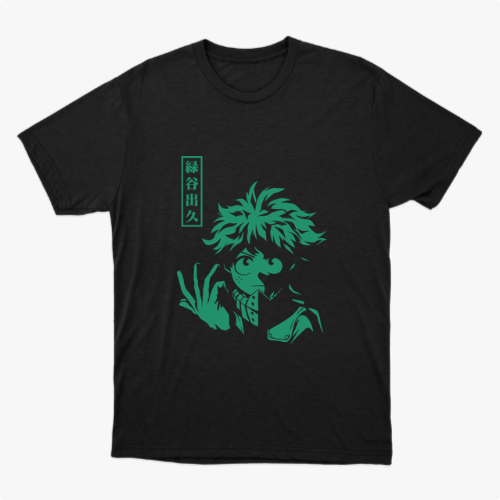 Camiseta com estampa frontal de personagem jovem de cabelo bagunçado, mãos em posição dramática e detalhes em quadrados verticais com texto estilizado.