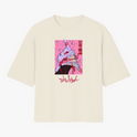 Camiseta com estampa frontal de um robô estilizado em traços de arte japonesa, detalhes futuristas e letras em estilo oriental ao redor.