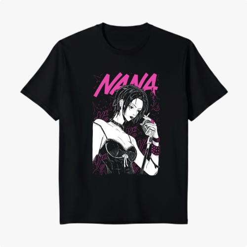 Camiseta com estampa frontal de ilustração em estilo mangá, apresentando uma figura feminina segurando um microfone, acompanhada pela palavra "NANA".