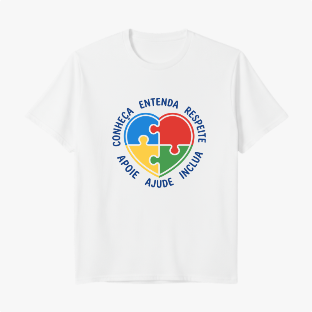 Camiseta com estampa frontal de coração formado por peças de quebra-cabeça com palavras em torno e estampa traseira de duas mãos em impressão artística.