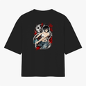 Camiseta com estampa frontal de letras estilizadas ao lado de um caractere asiático e estampa traseira de uma personagem em estilo mangá com detalhes dinâmicos.