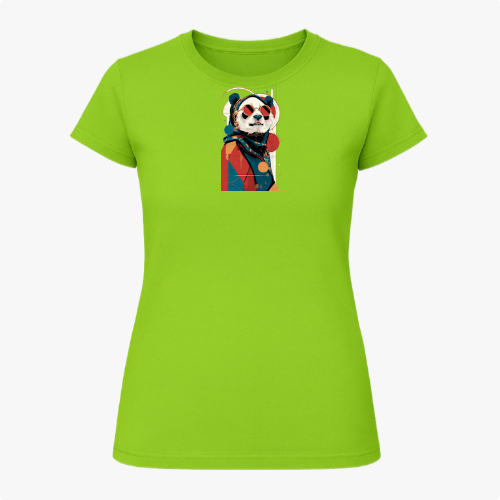Camiseta com estampa frontal de panda estilizado, vestindo roupa clássica e chapéu, sobre fundo geométrico abstrato contrastante.