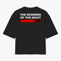 Camiseta com estampa frontal de "THE RUNNERS OF THE NIGHT" no canto superior e estampa traseira com mesma frase acompanhada de barra e "ROWKER CLUB".
