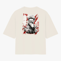 Camiseta com estampa frontal de logotipo estilizado "KAGE" com símbolo floral e estampa traseira de personagem detalhado com fundo dinâmico e caracteres orientais.