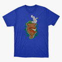 Camiseta com estampa frontal de um chimarrão estilizado com erva-mate, cuia e fumaça, rodeado por um fundo de formas orgânicas em contraste.