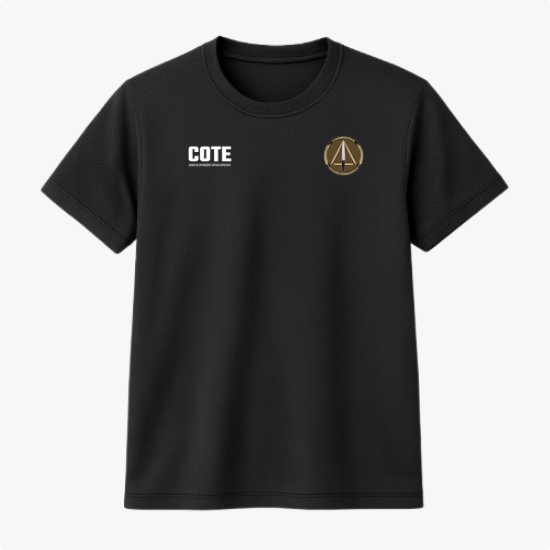 Camiseta com estampa frontal de uma inscrição "COTE" e um emblema com uma lança dourada, e estampa traseira de um círculo com diversos símbolos e inscrições.