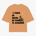 Camiseta com estampa frontal de dinossauro em terno segurando uma pasta, com meteoro em queda e a frase "TEMPO DO MACHO NA TERRA TA ACABANDO".